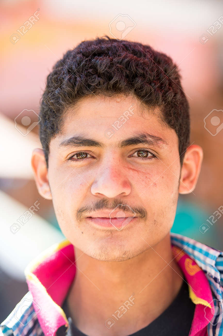 104528586-sana-a-yemen-jan-11-2014-unidentified-yemeni-man-portrait-at-the-market-people-of-ye...jpg