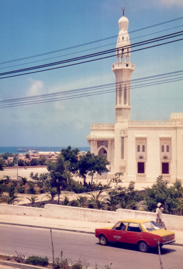 Mosque-in-Mogadishu-1985-698x1024.jpg