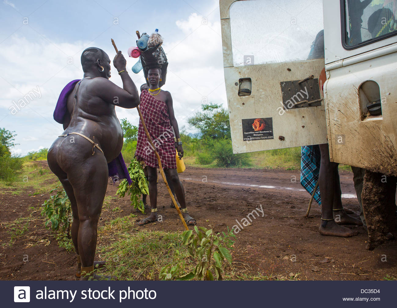 bodi-tribe-fat-man-during-kael-ceremony-hana-mursi-omo-valley-ethiopia-DC35D4.jpg