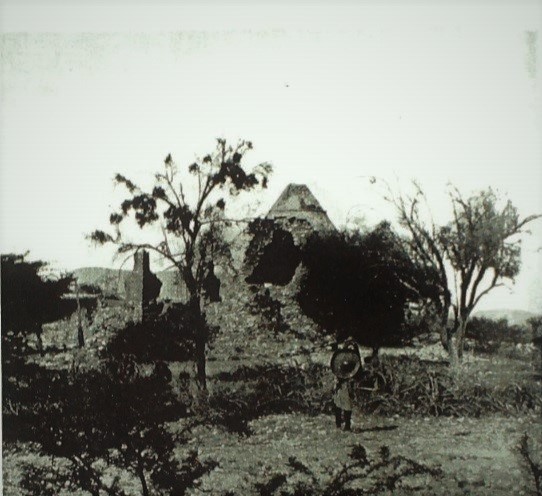 Grave_of_Patron_Saint_Aw_Bube2.jpg