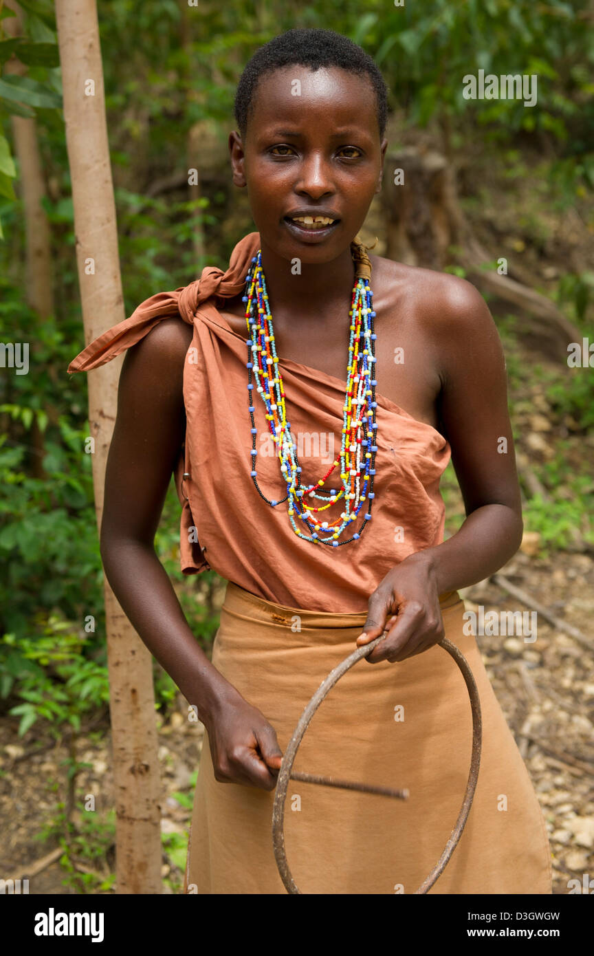 kikuyu-woman-playing-music-ngomongo-village-kenya-D3GWGW.jpg