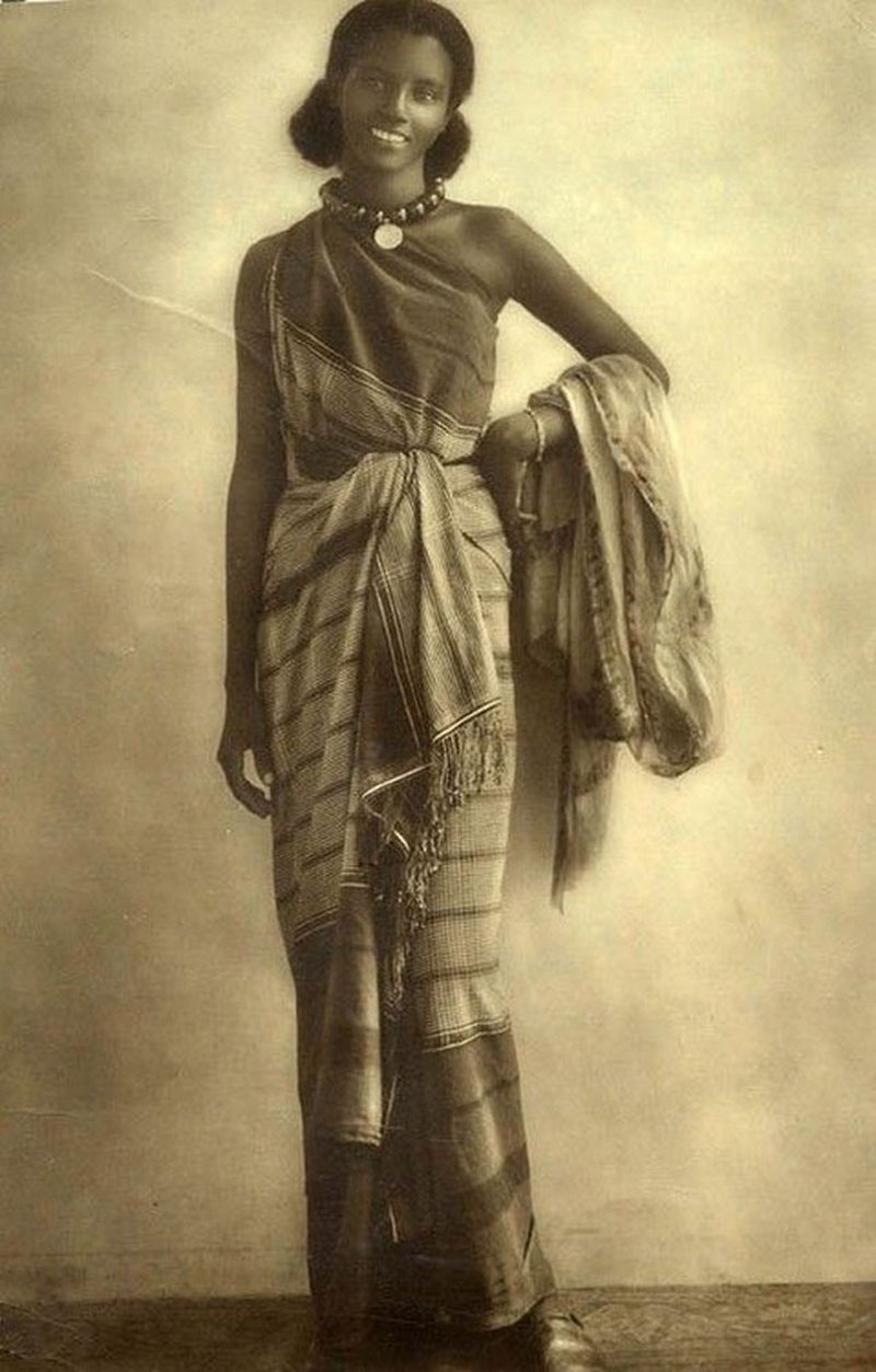 Somali_woman_in_traditional_dress_Circa_1940.jpeg