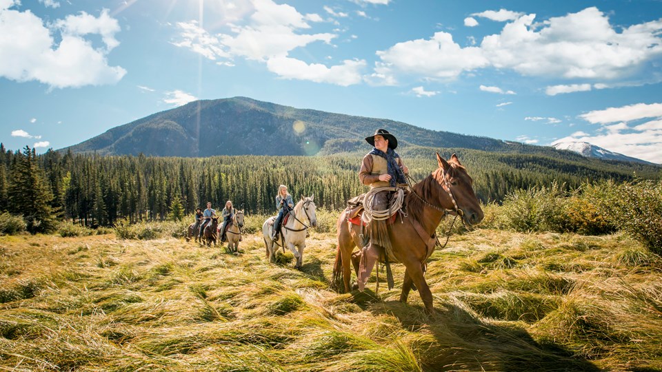 urban-girl-goes-country-in-southern-alberta-L-6.jpg