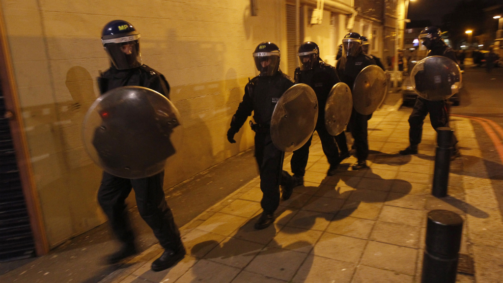 w_tottenham_riot_police_r_w.jpg