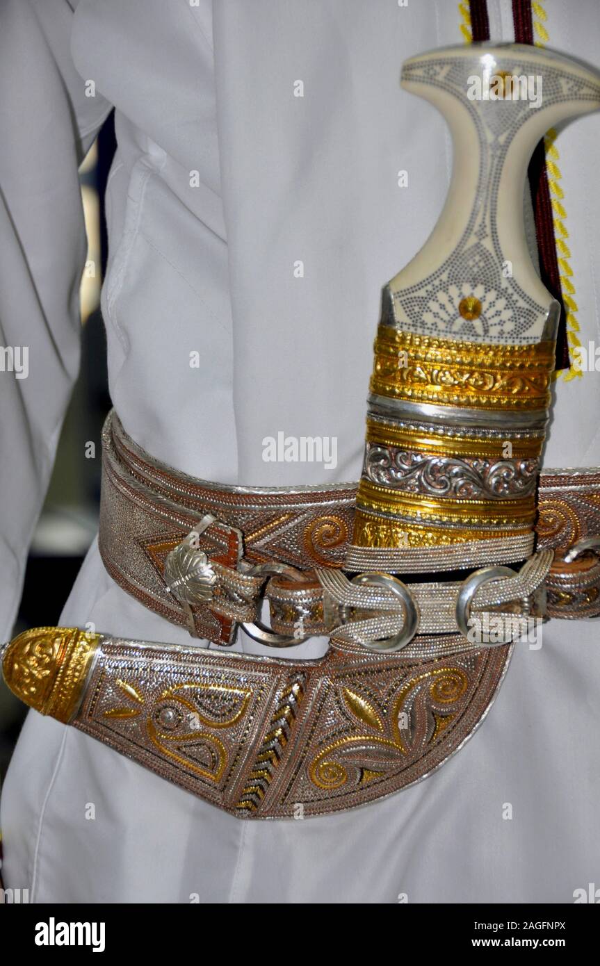 an-omani-gent-wears-a-ceremonial-khanjar-dagger-2AGFNPX.jpg