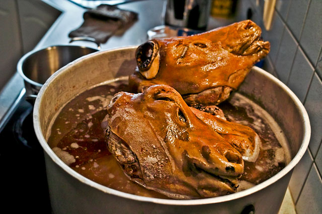 01-Cooking-Sheeps-Head-Svið.jpg