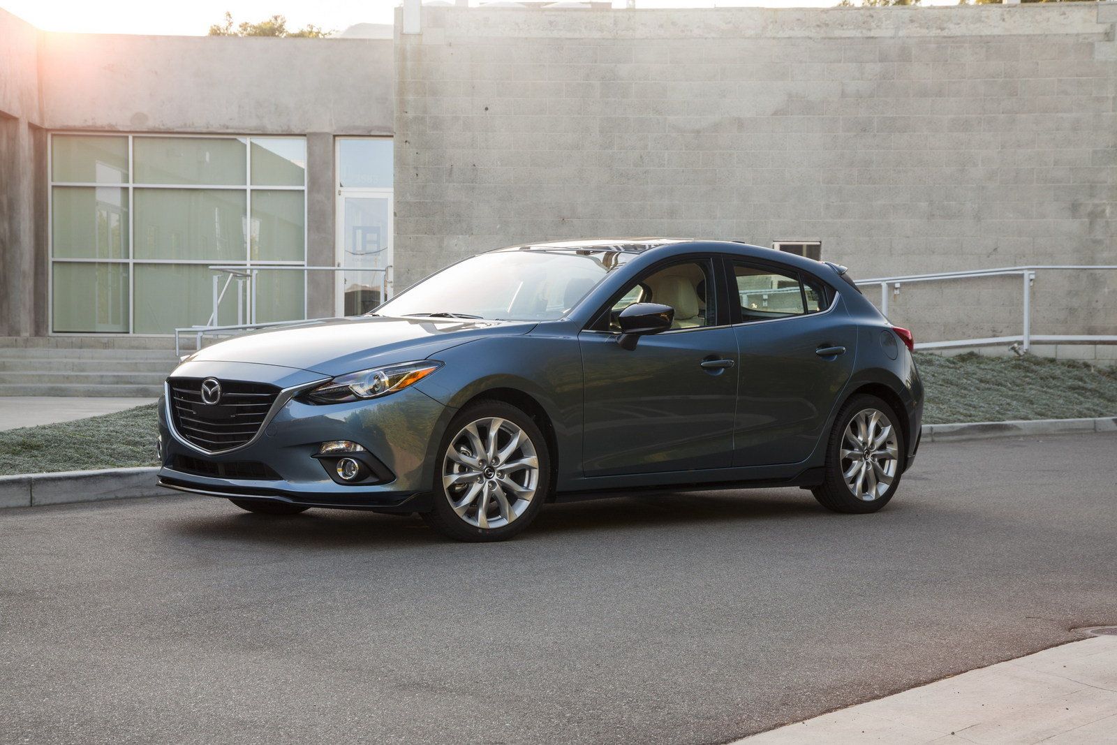 mazda3-13_1600x0w.jpg