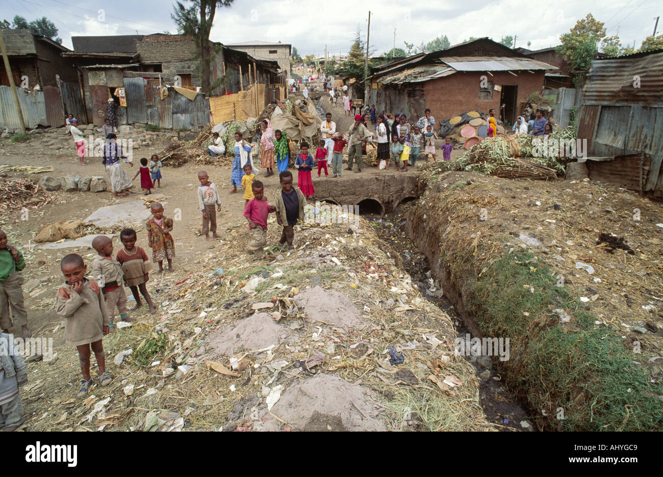 slum-dwellers-living-in-overcrowded-poor-housing-with-open-sewers-AHYGC9.jpg