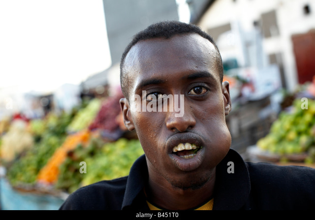 man-chewing-khat-in-djibouti-city-djibouti-b451t0.jpg