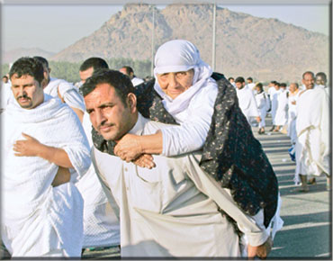 a-man-taking-his-old-mother-to-hajj.jpg