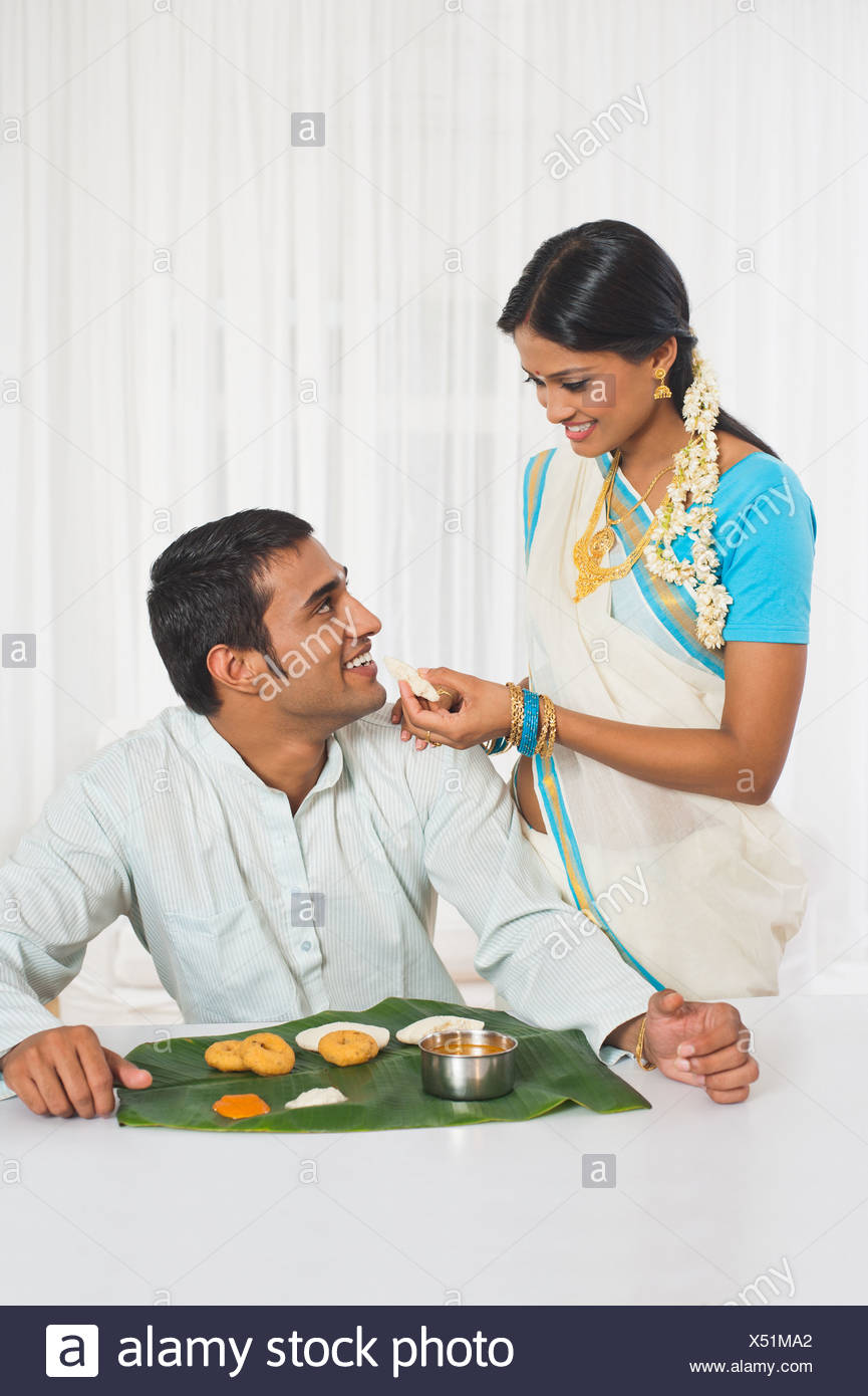 south-indian-woman-feeding-food-to-her-husband-X51MA2.jpg