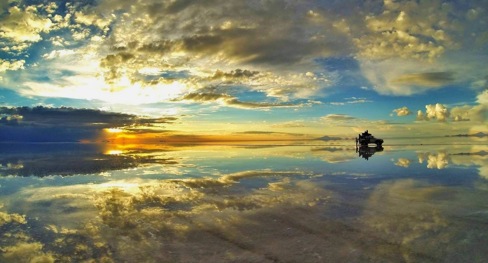 Salar-de-Uyuni-Reflection-At-Sunset.jpg