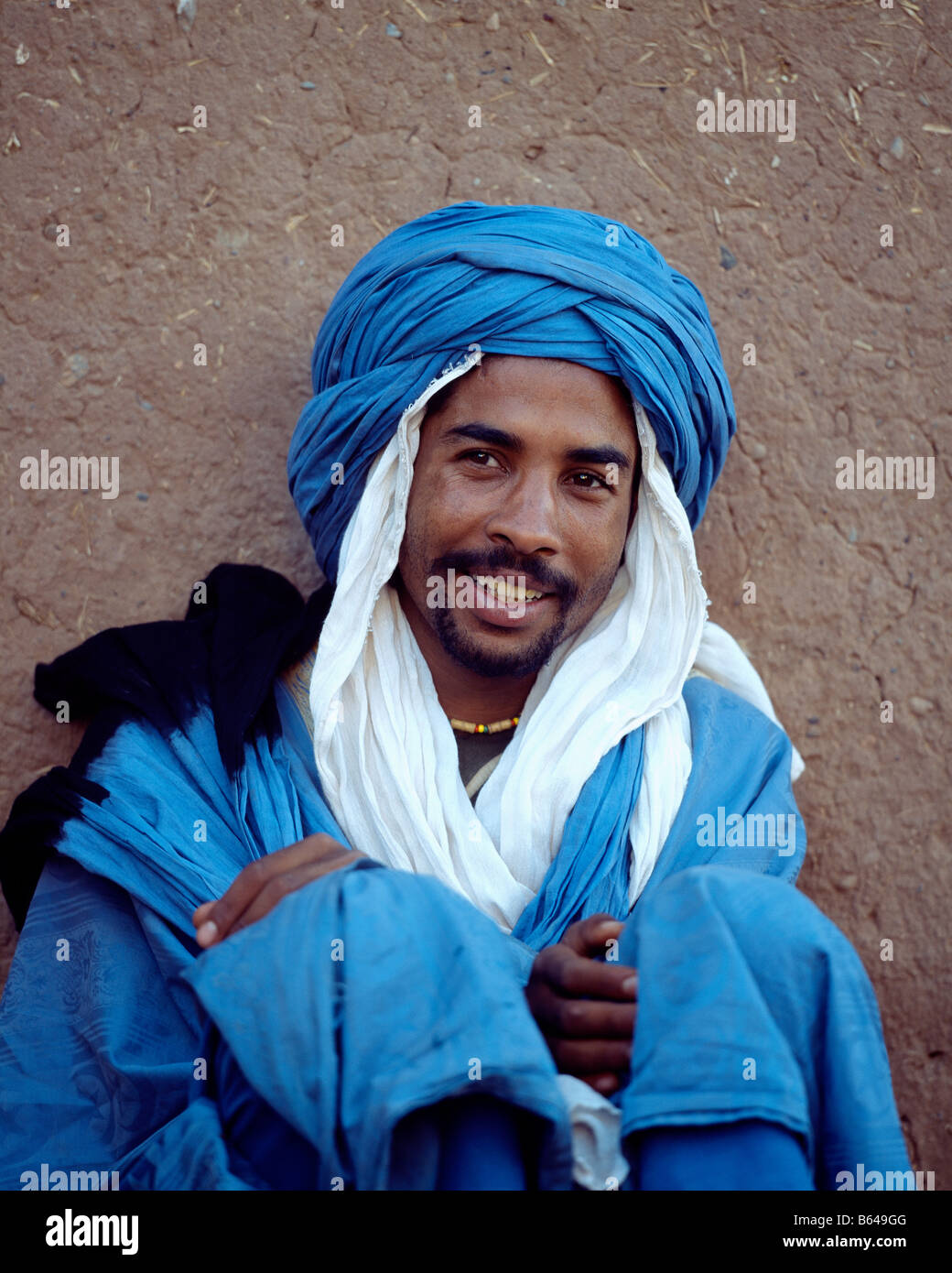 blue-man-of-the-desert-berber-tribe-morocco-B649GG.jpg