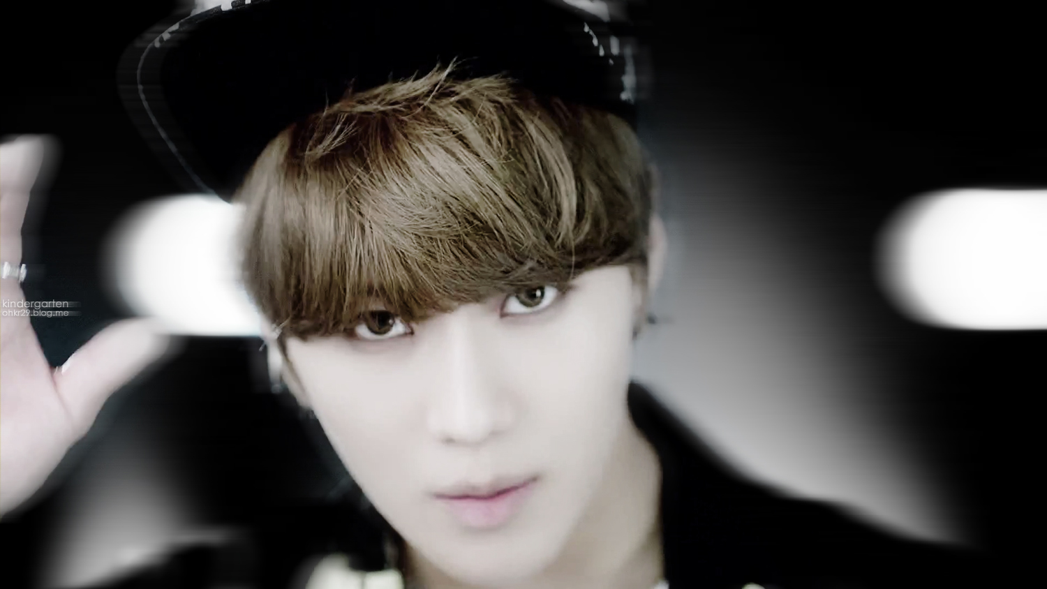 Taemin-in-Henry-s-Trap-MV-kpop-34604286-1500-844.jpg