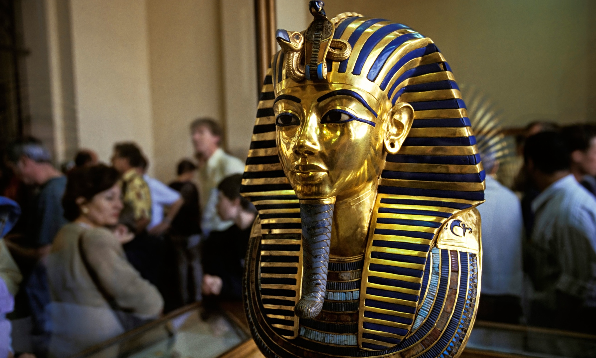 Tutankhamun-s-gold-mask-009.jpg