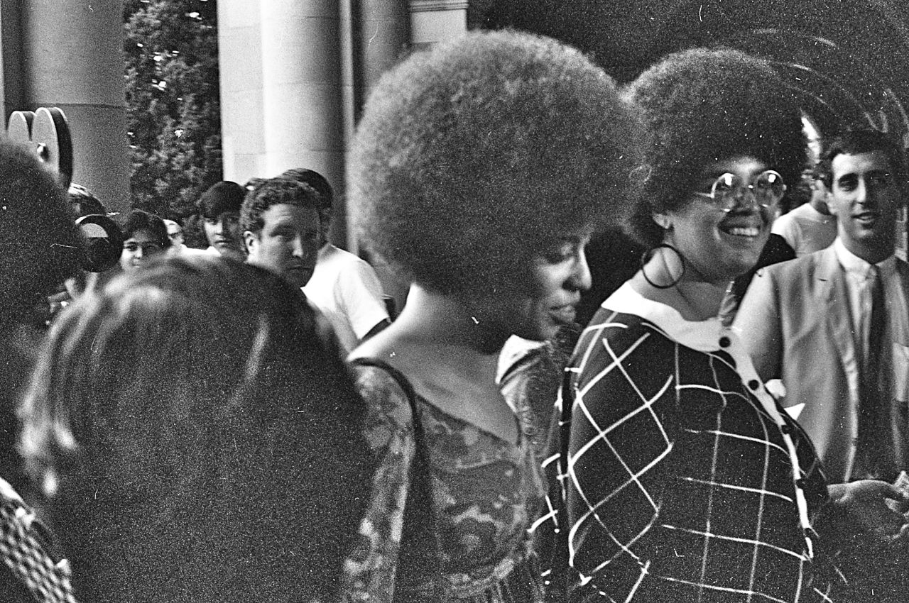 Angela_Davis_enters_Royce_Hall_for_first_lecture_October_7_1969.jpg