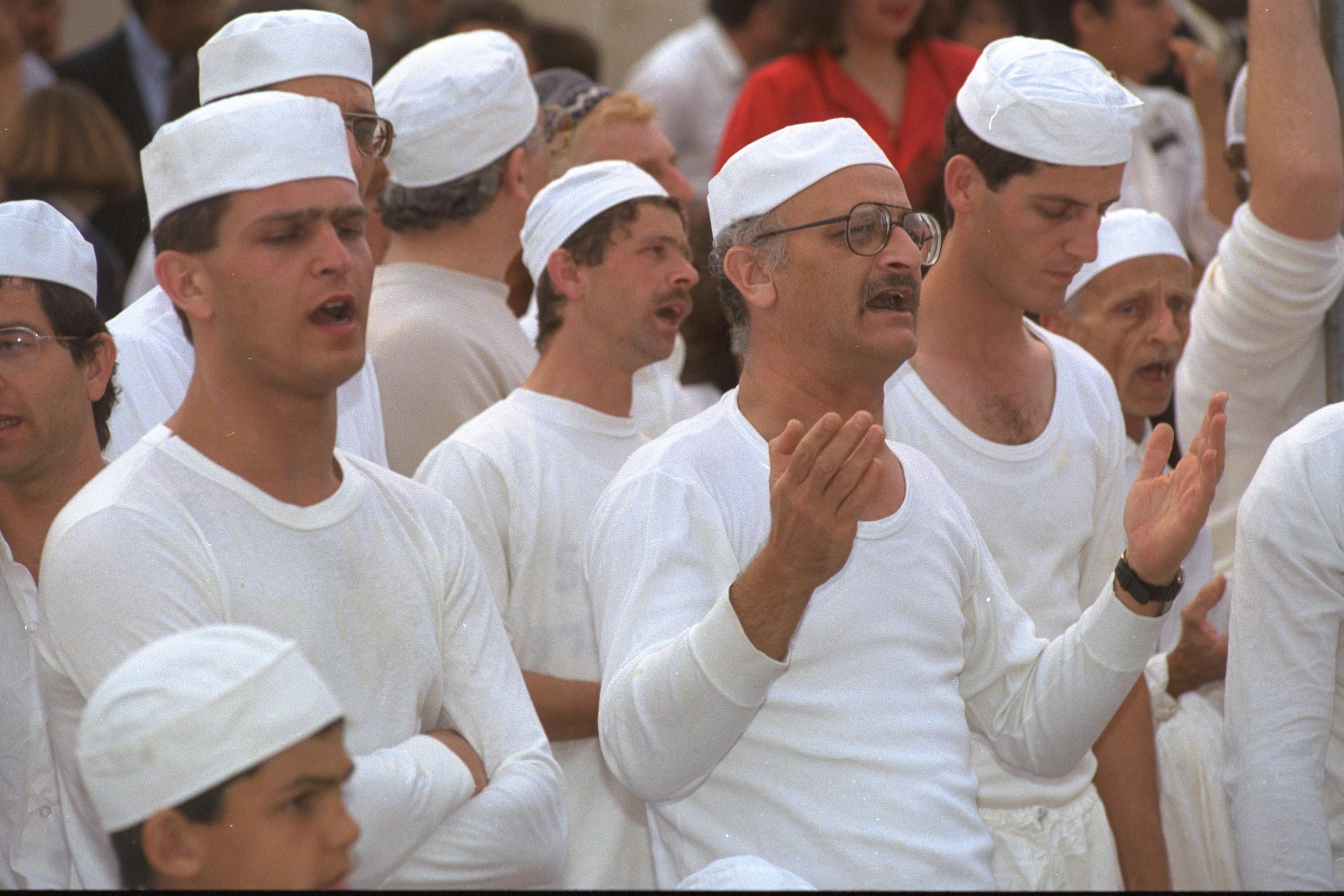 Flickr_-_Government_Press_Office_%28GPO%29_-_Samaritans_praying_during_Passover_holiday_ceremony_on_mount_Grizim.jpg